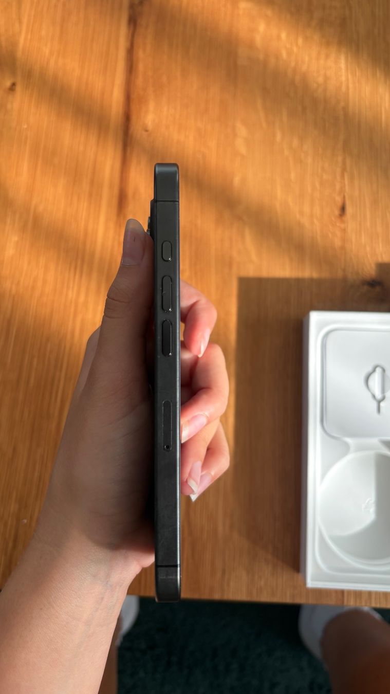 Apple Telefoni cellulari / Smartphones: Iphone 15 Pro Schwarz 128 GB – Usato da Egnach venduto da Julia6 3