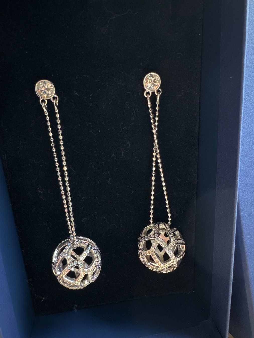 Swarovski Orecchini pendenti & Orecchini a lobo: Swarovski Ohrstecker silbrig Mit Kugeln – Nuovo (secondo la descrizione) da Brütten venduto da Rod816 1
