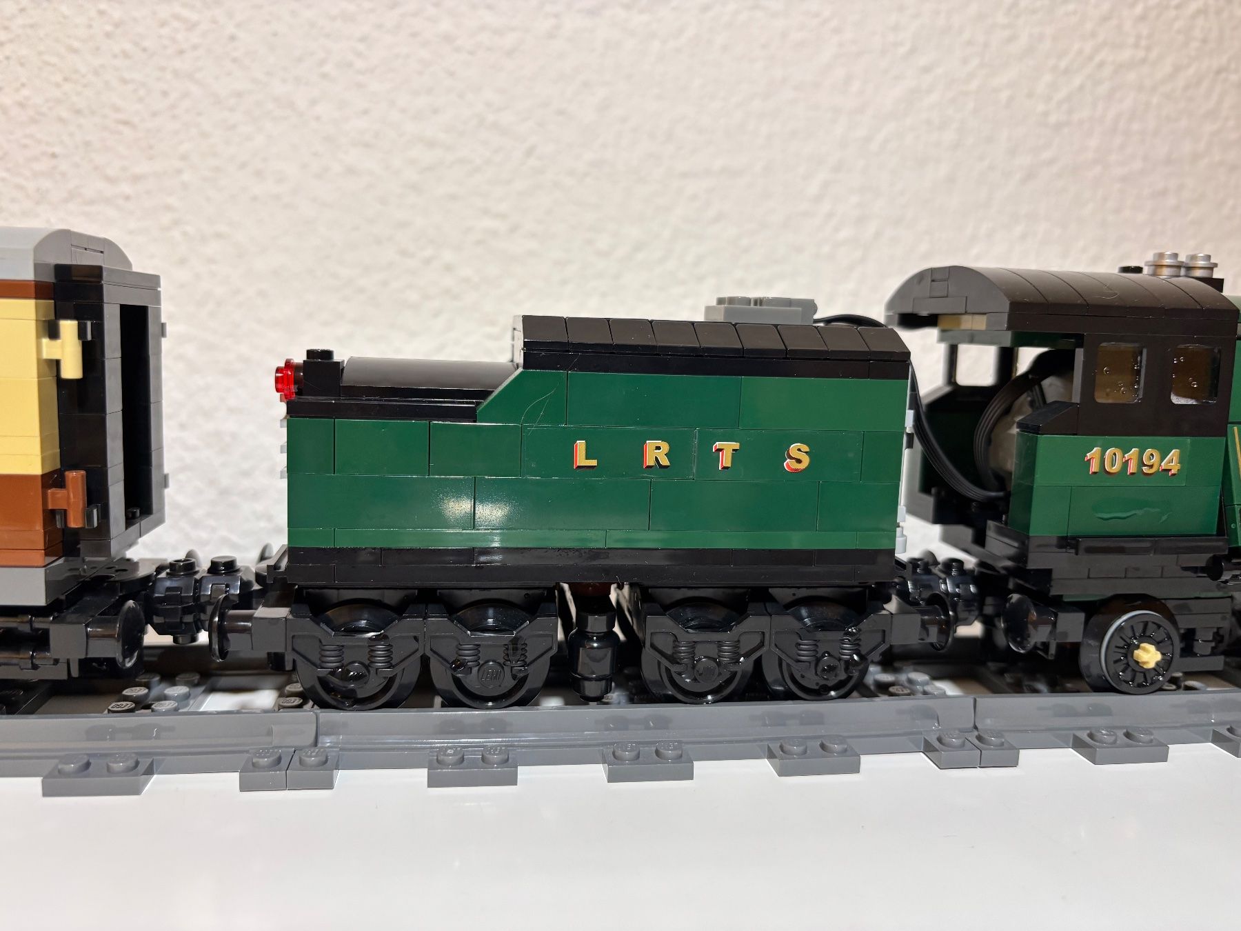 Lego Kit di costruzioni: Lego 10194 Emerald Night Zug Top – Nuovo (secondo la descrizione) da Esslingen venduto da Slane 4