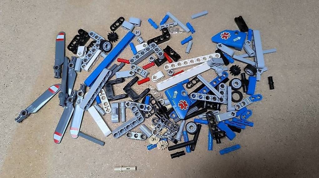 Lego Giocattoli: LEGO Technik Doppelrotor-Hubschrauber 42020 – Usato da Bauma venduto da Chantal07 1