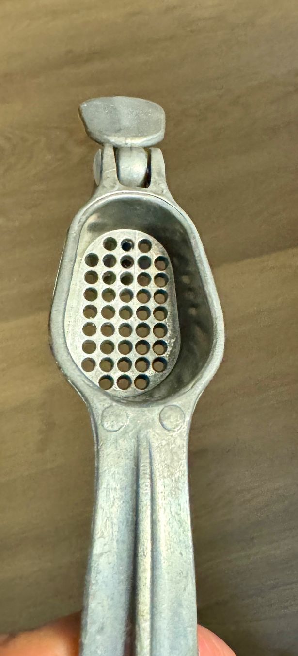 Küchengeräte: Alte / antike KNOBLAUCHPRESSE aus Aluguss – Gebraucht aus Rothrist von Luckywinner 9