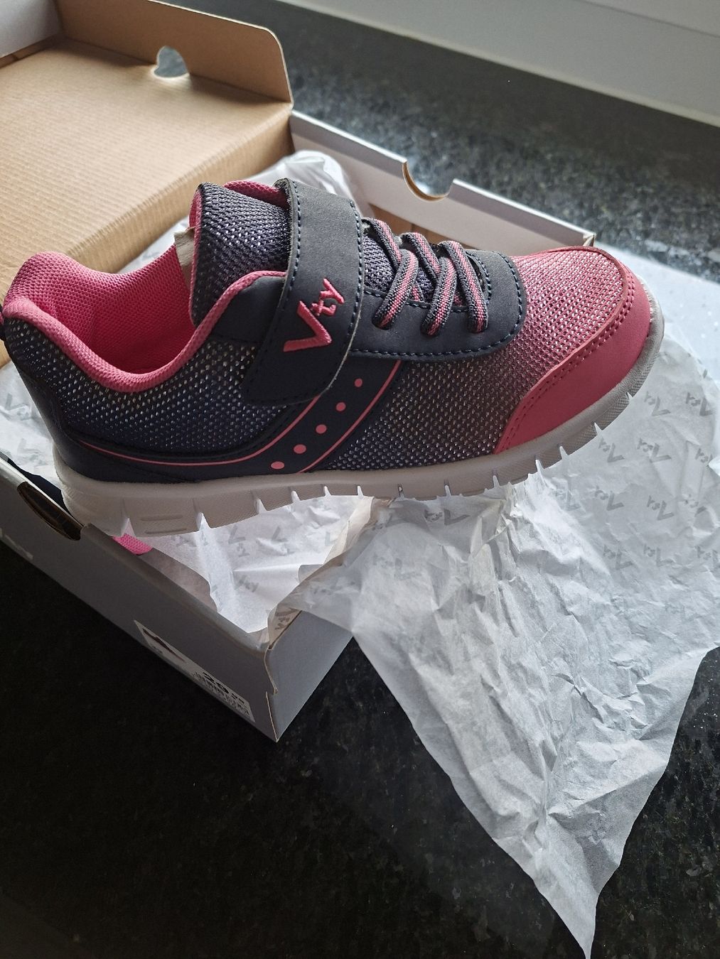 Schuhe für Mädchen: Neue Sneakes Gr32 – Neu und originalverpackt aus Biberist von Stylux01