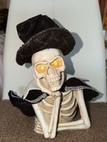 Halloween Deko: Skelett mit Licht in den Augen 