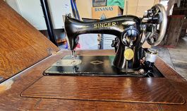 Machine à coudre Singer d'époque électrifiée de 1936