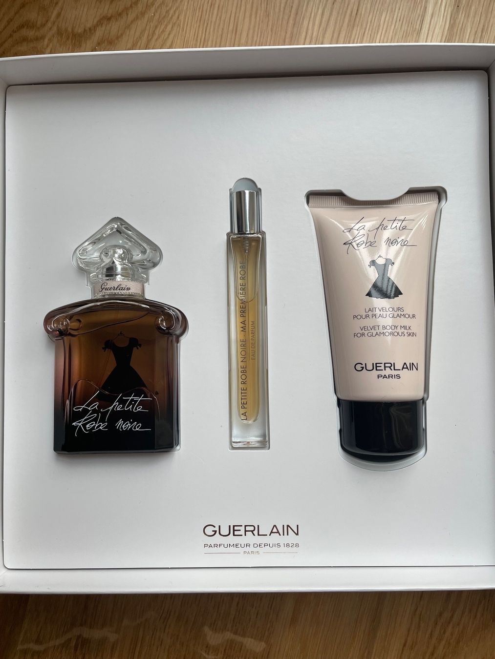 Guerlain Profumi & Eau de Toilette: Guerlain La Petit Robe Noir Perfume Set NEW – Nuovo e nell'imballaggio originale da Dübendorf venduto da Mangia14 1