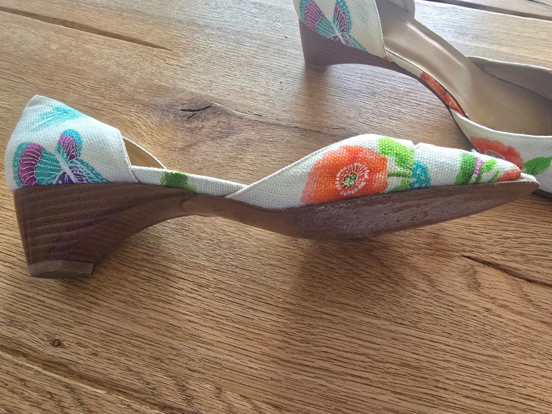 Stuart Weitzman Chaussures femmes: STUART WEITZMAN SANDALE MIT GEWEBTE OBERFLÄCHE/BLUMEN – D'occasion à Möriken AG par rowyta 3