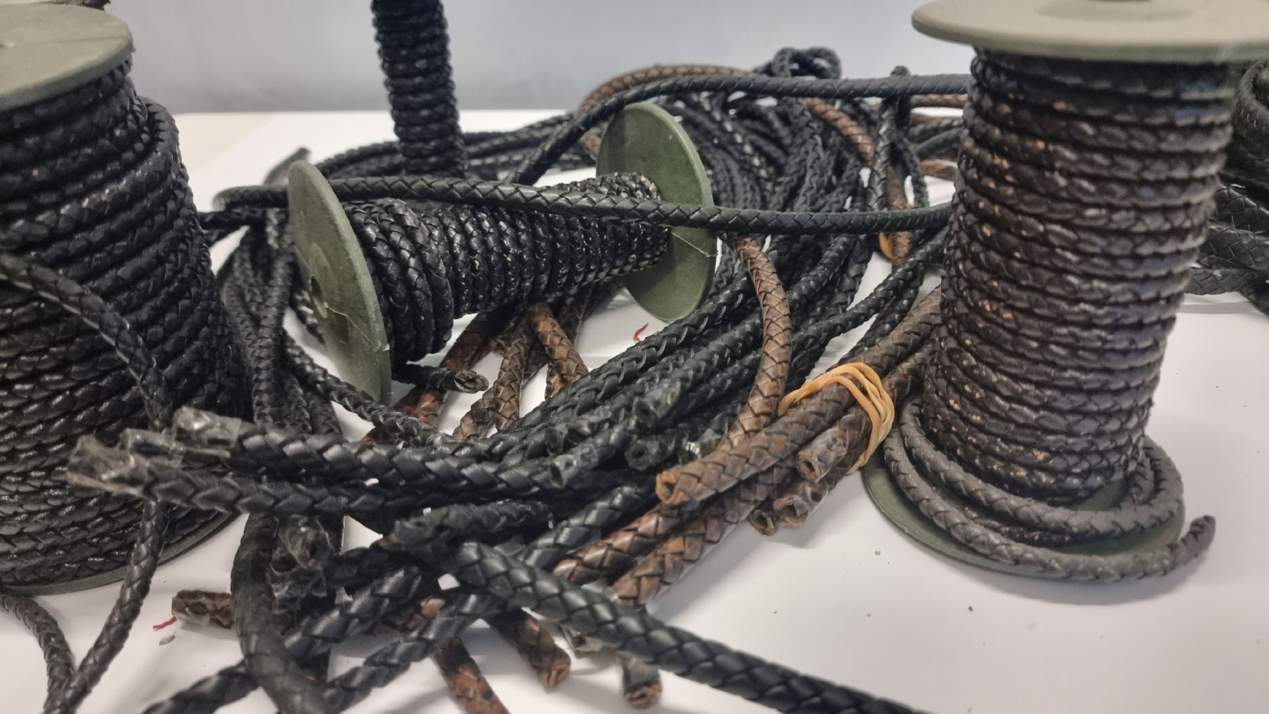 Ciondoli: Lederkordeln zum Bastel oder Schmuck Lot1 – Nuovo (secondo la descrizione) da Beckenried venduto da Maya58 2