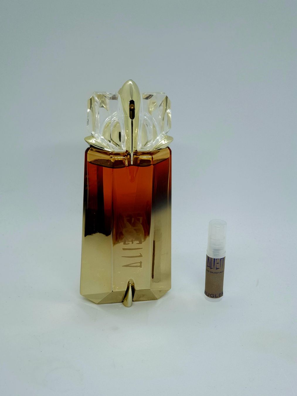 Mugler Parfum & Eau de Toilette: 2 ml ALIEN OUD MAJESTUEUX ABFÜLLUNG – Neu (gemäss Beschreibung) aus St. Gallen von CaliSunshine
