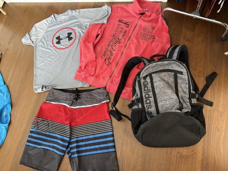 Bekleidungspaket Gr M T-Shirt Badehose Hoodie Rucksack Grö