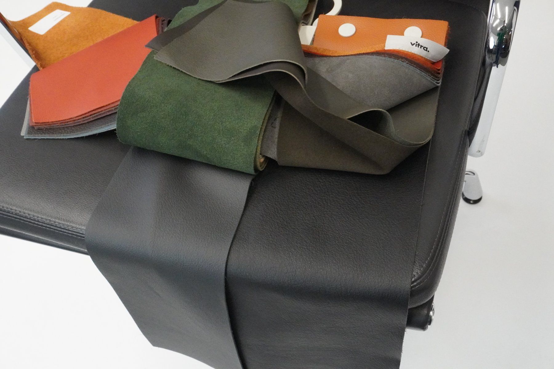 Vitra Sedie: Original Vitra Eames Soft Pad EA208 Leder asphalt – Usato da Bad Zurzach venduto da QLASSIQ 9
