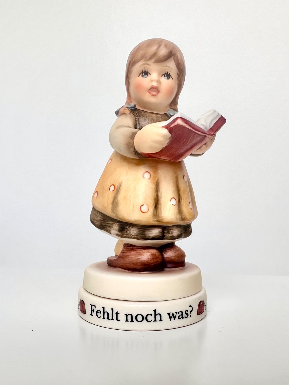 Hummel Statuette: Goebel Hummel Figur Mädchen "Fehlt noch was?" mit Plattform – Usato da Steinen venduto da SputnikSweetheart