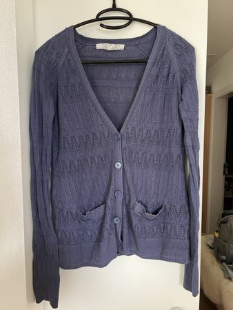 Damen Strickjacke mit Lochstickerei Grösse S, blau