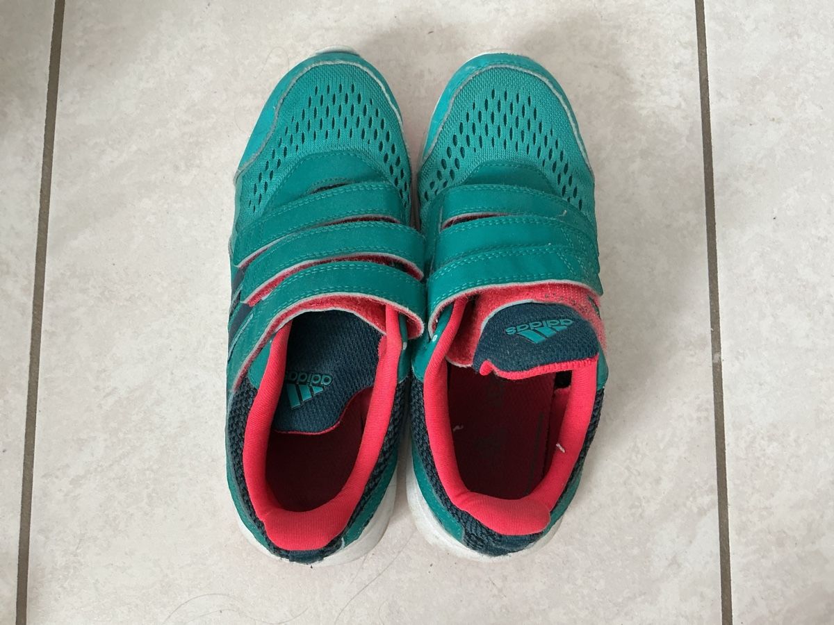 Adidas Schuhe für Jungen: Innenturnschuhe Grösse 34 – Gebraucht aus Grellingen von gartenzwerg03