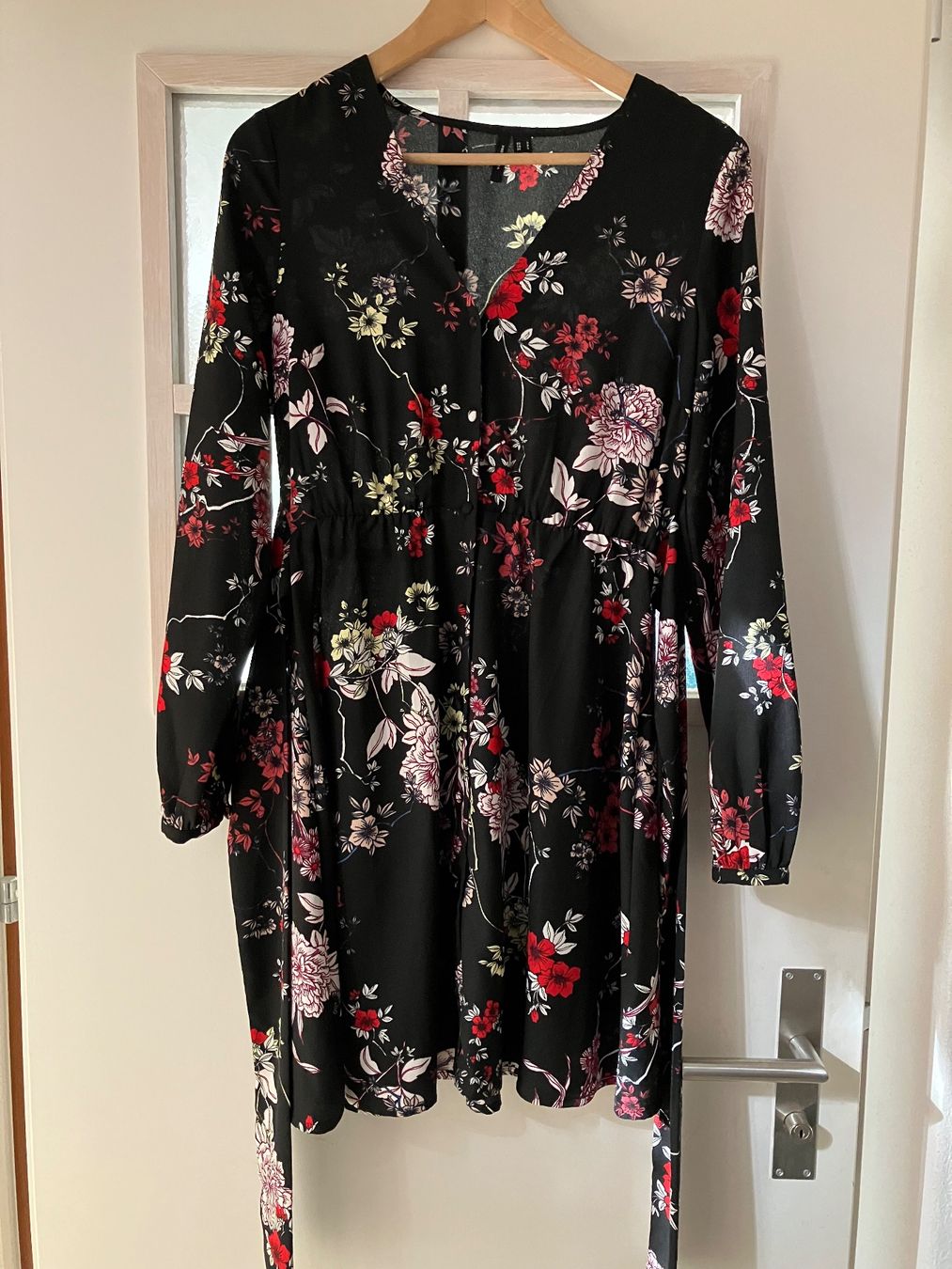 Kleider: Blumenkleid schwarz kurz mit Bindegürtel, Gr. S. – Neu (gemäss Beschreibung) aus Magden von Anthurium11