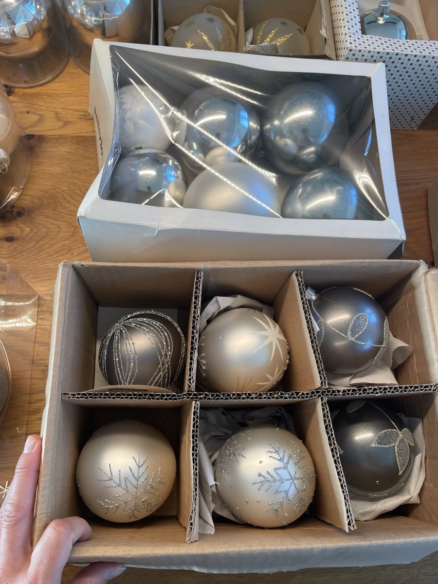 Alle Dekorationen: Weihnachtskugeln weiss, grau, Silber, Gold – Gebraucht aus Niederbüren von poschti 6