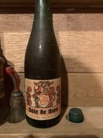 Dôle de Sion Wein von Reben mit Jagdgewehr auf Etikett