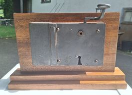Antikes Kastenschloss, auf Holz montiert