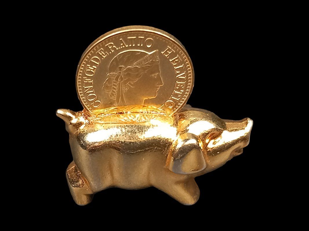 Figuren: Glücksbringer goldenes Metallschweinchen – Gebraucht aus Hünenberg von Restwert_Zug 1