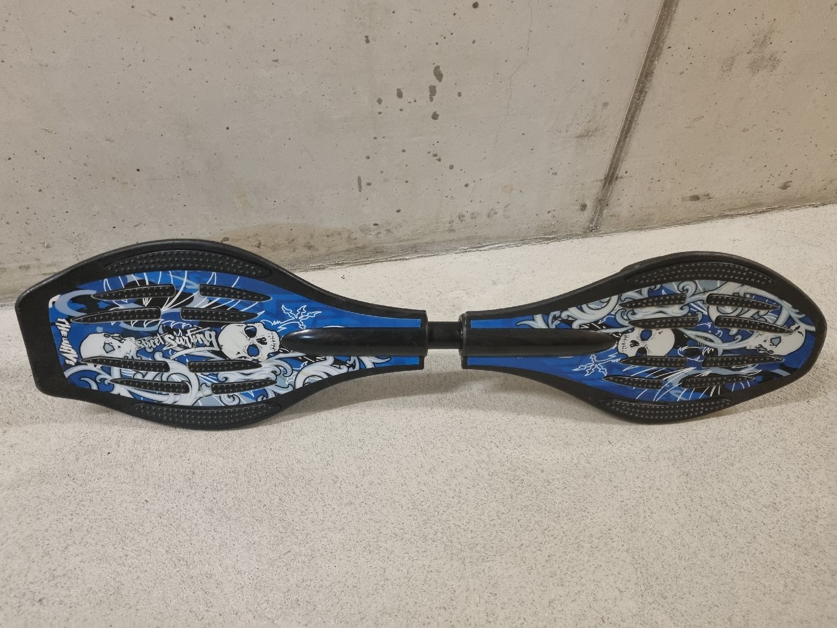 Skateboards: Waveboard Street Surfer Skull Design blau schwarz – Usato da Pfäffikon ZH venduto da pea_99cd