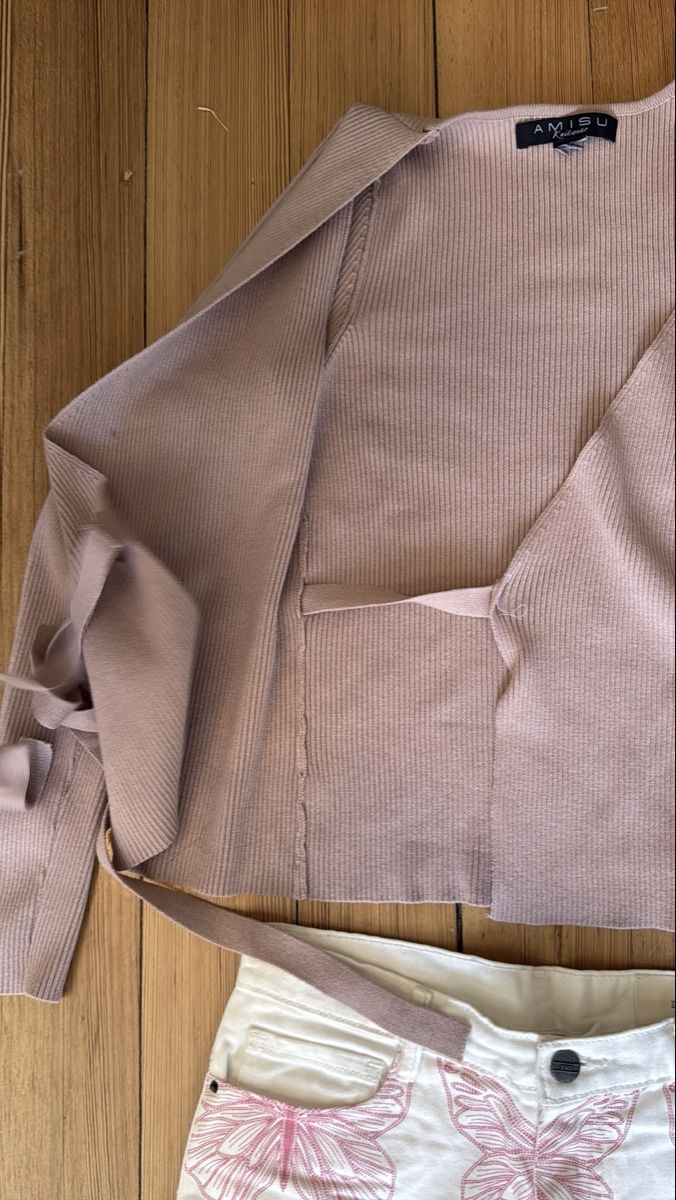 Kleiderpakete & -sets: Schmetterlingshose 7/8, Strickjacke XS  – Gebraucht aus Solothurn von var002 2