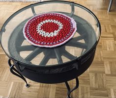 Rustikaler Couchtisch aus altem Wagenrad – Metall & Glas Ø55