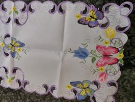 Tischdecke, Tischläufer bestickt 84 x 38 cm neu