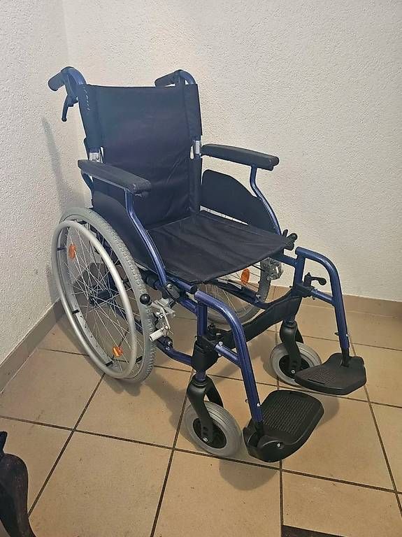 Sedie a rotelle: Leichtgewichtrollstuhl Bison 2 Blue – Usato da Grellingen venduto da Mieschka
