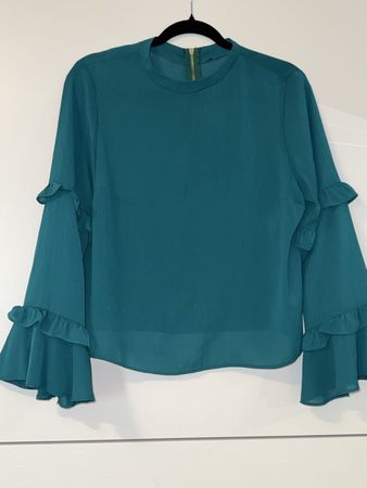 TÜRKISBLAUE BLUSE MIT VOLANTS