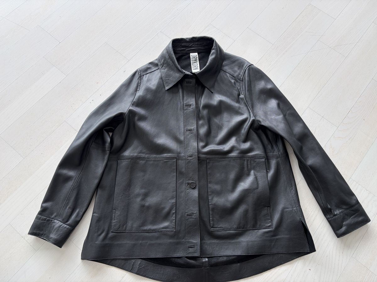 Drykorn Giacche: Schwarze Lederjacke feinstes Nappaleder Grösse 38 – Nuovo e nell'imballaggio originale da Wettswil venduto da ramba