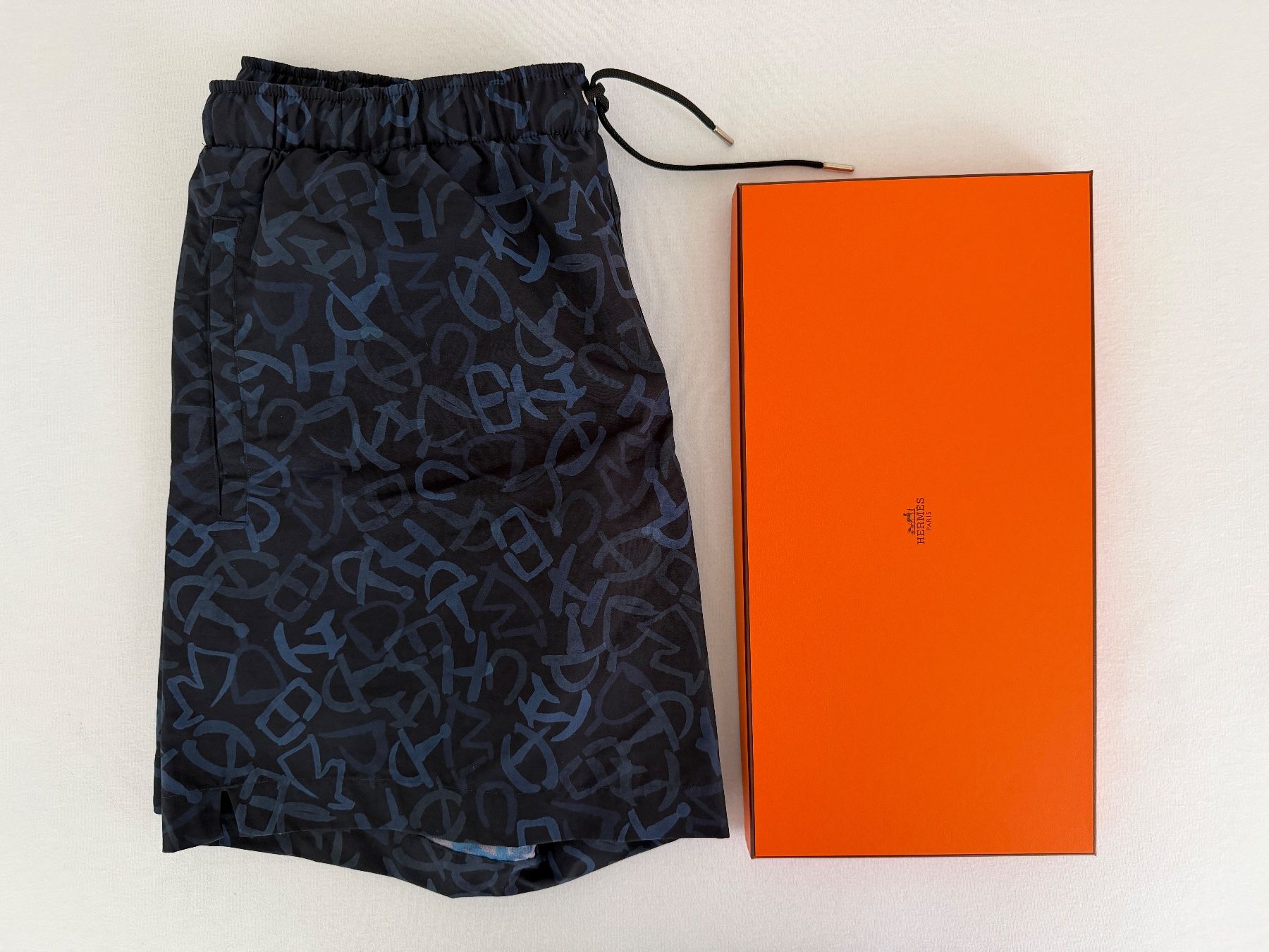 Hermès Badehosen: Hermès Badehose Imprime Calligraphie Equestre – Neu und originalverpackt aus Pfäffikon SZ von Redwulf34 3