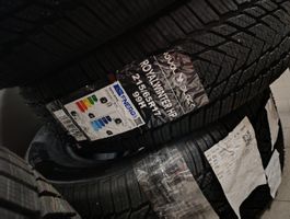 4x Winterreifen 215/65 R17 99H NEU