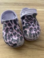 Crocs C1 Kinder Pantoffeln Leopardenmuster leicht gebraucht