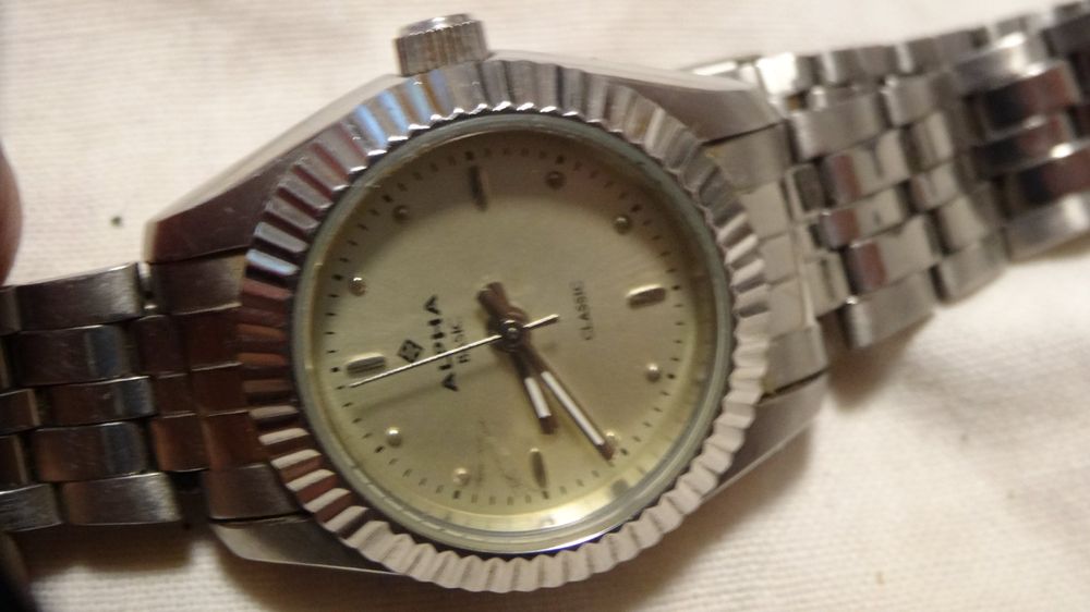 Montres: ALPHA DAMEN KLEIN UHR.QUARTZ.LÄÜFT – D'occasion à zürich par ahmad01 6