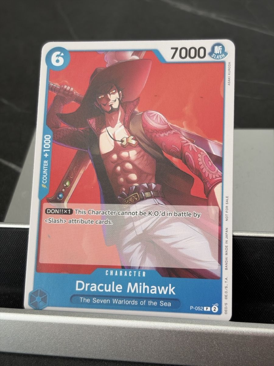 Bandai Carte collezionabili: One Piece P-052 Dracule Mihawk, Englisch – Nuovo (secondo la descrizione) da St. Gallen venduto da cambitcg