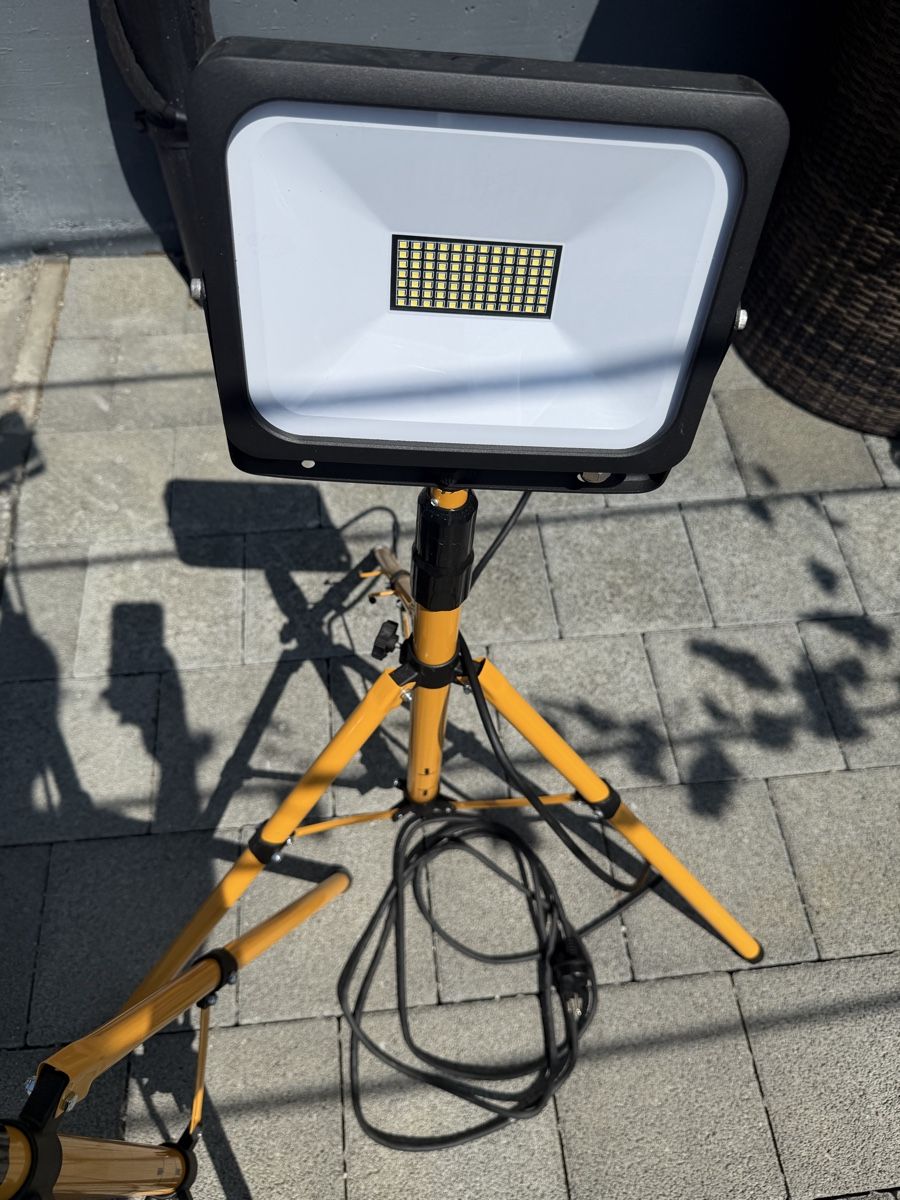 Lampes: LED Baustrahler mit Stativ 2x – D'occasion à Egerkingen par pat_pl7m 1