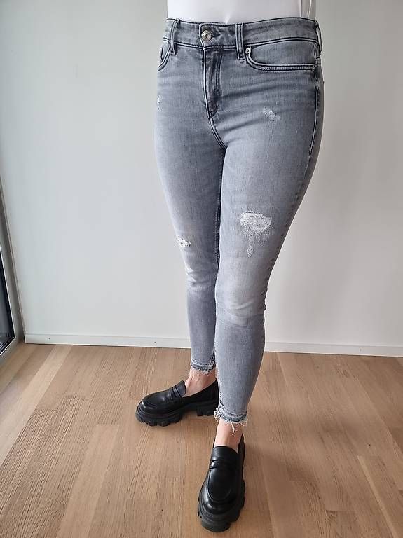 Jeans: Enge Jeans grau DRYKORN Gr.29 – Gebraucht aus Ostermundigen von d-p73