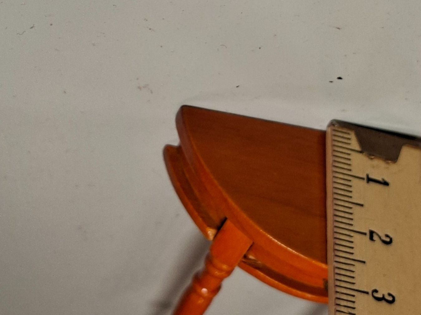 Case e mobili per bambole: Miniatur Tisch mit Buch, Handarbeit, wahrsch. Reutter – Usato da Schlieren venduto da Svenja7 9