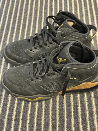 Jordan Mars 270 Black Gold Gr. 42 Top Zustand!