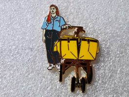 Ansteckpin 45: Deutsche Post Postfrau