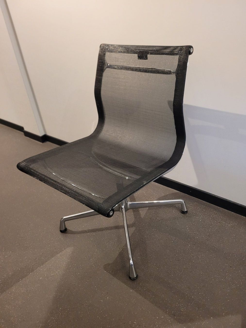 Vitra Sedie: Vitra Aluminium Chair EA105 – Usato da Zürich venduto da baumgartner01 1
