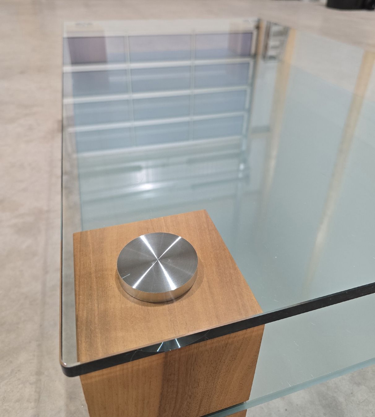 Tavoli: Moderner Glastisch mit Holzfüssen – Usato da Sempach venduto da Fab0000 3