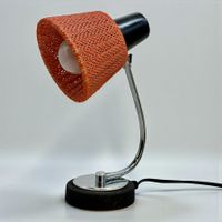 Lampe de bureau ancienne en fonte, métal chromé et macramé