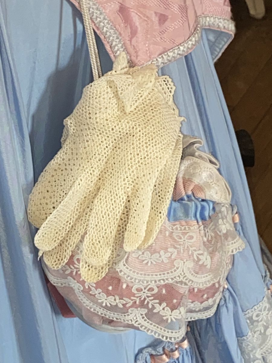Vestiti: Antikes Kleid mit samt Büste Hut, Täschchen, Fächer  Brosche – Usato da Düdingen venduto da Reconflo 5