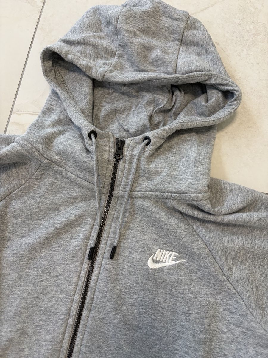 Nike Jacken: Nike Trainerjacke Hellgrau – Gebraucht aus Bronschhofen von elvis75. 1