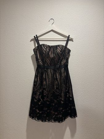 Elegantes schwarzes Cocktailkleid mit Spitze – Gr. 36
