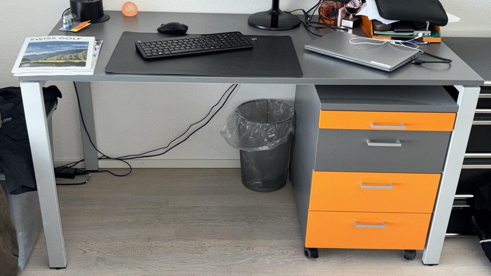 Bureaux: Jugend-Schreibtisch mit Korpus – D'occasion à Nürensdorf par bear69