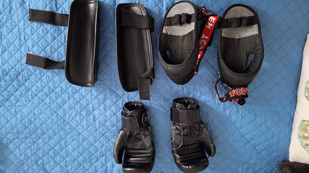 Gants: Kickbox-Ausrüstung – D'occasion à Unterkulm par Petre.