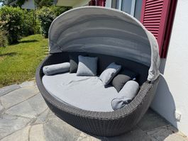 Gartenliege mit Dach Rattangeflecht und Kissen neuwertig