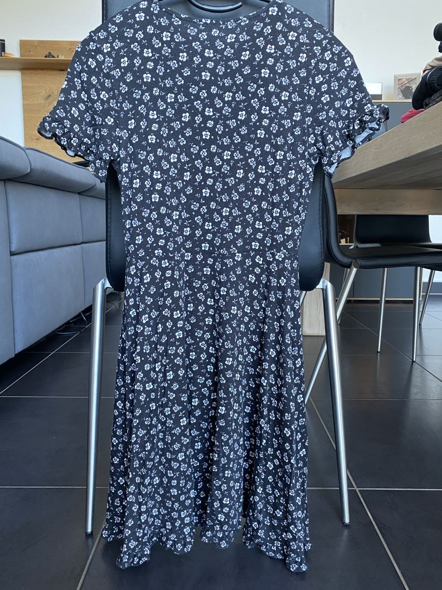 Pull&Bear Vestiti: Robe à fleurs noir et blanc Pull&Bear – Usato da Essertines-Yverdon venduto da Alice977 1