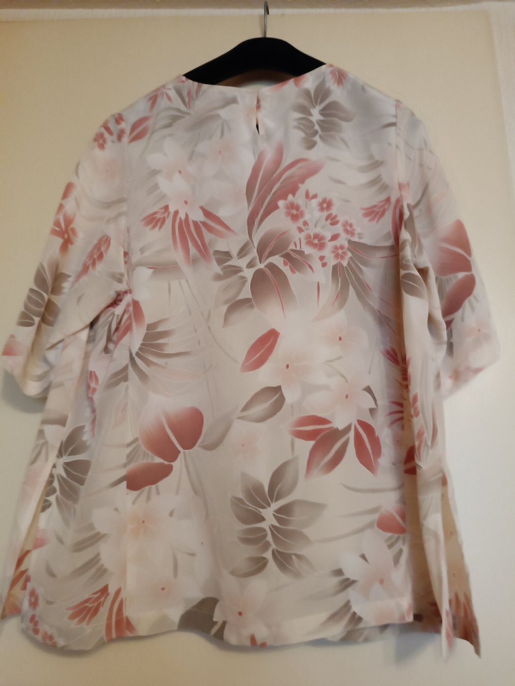 Tops: Seiden Top beige rot geblümt – Neu (gemäss Beschreibung) aus Horn von sonjamenzi 1